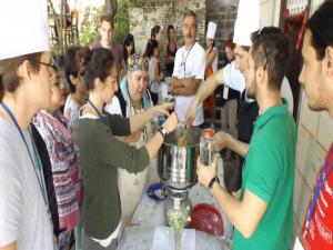 6 ülkenin gençleri Antik Çorba yaptı
