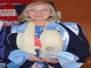 60 yaşında üniversiteyi 3lükle bitirdi