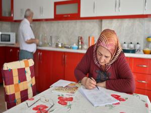 61 yaşındaki Azize teyzenin okuma aşkı