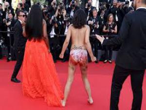 75. Cannes Film Festivali'nde çıplak protesto