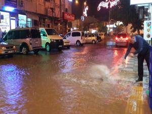 Adıyaman'da sel asfaltları yerinden söktü