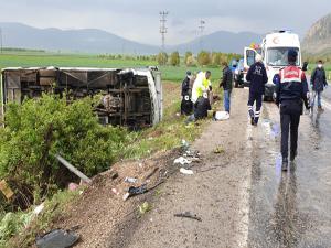 Afyonkarahisar'da otobüs tarlaya devrildi
