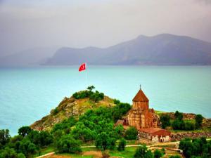 Akdamar Adası'na gölün altından 'tatlı su' taşınacak