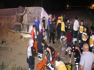 Aksaray'da yolcu otobüsü devrildi