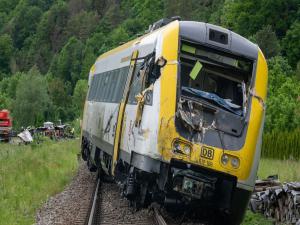 Almanya'da tren ile otobüs çarpıştı