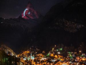 Alpler'e Türk bayrağı yansıtıldı