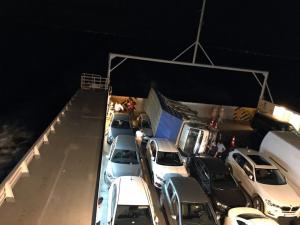Arabalı vapurda kamyon devrildi