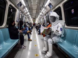 Astronot kıyafetiyle İstanbul turu yaptı