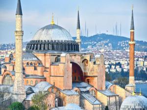 Ayasofya Camii ibadete açıldı