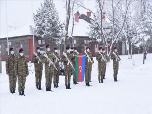 Azerbaycan askerleri Kış Tatbikatı için Karsta