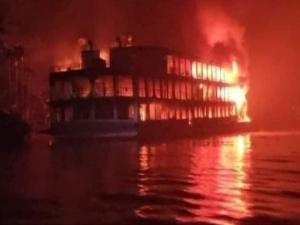 Bangladeş'te feribotta yangın çıktı