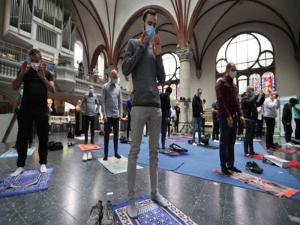 Berlin'de camiye sığmayan topluluk kilisede namaz kıldı