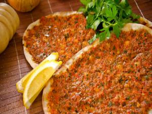 Bodrum halk plajında lahmacun ayran dağıttı