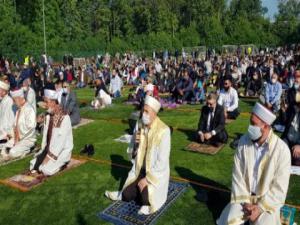 Bulgaristan'da bayram namazı açık alanlarda kılındı