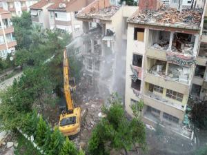 Büyükçekmece'de risk taşıyan binalar yıkıldı