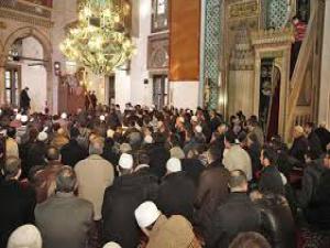 Cami ve mescitlerde cemaatle namaza ara verilecek