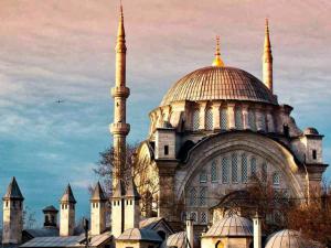 Camiler cemaatle namaza açılıyor