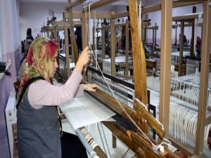 Çekmen bezi kadınların elinde hayat buluyor