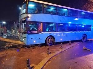 Çift katlı halk otobüsü durağa çarptı