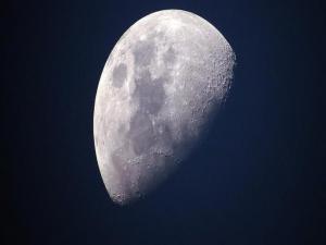 Çin Ay'ın karanlık yüzünü incelemek için uydu gönderdi