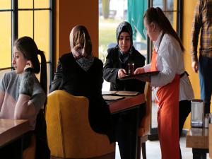 'Down kafe'de hem çalışıyor hem sosyalleşiyorlar