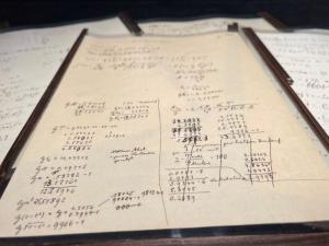 Einstein'ın formüllerini yazdığı defter satıldı
