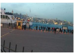 Eminönü'nde otomobil denize düştü