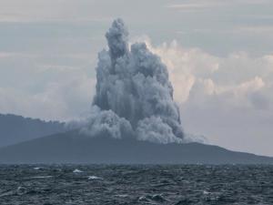 Endonezya'da Anak Krakatau Yanardağı patladı