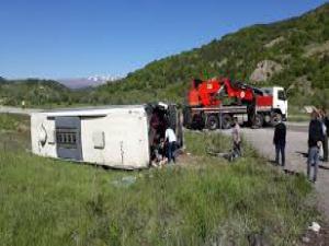 Erzincan'da yolcu otobüsü devrildi