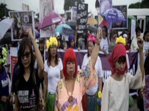 Filipinli kadınlardan Duterte'ye protesto