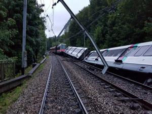 Fransada heyelan treni raydan çıkardı