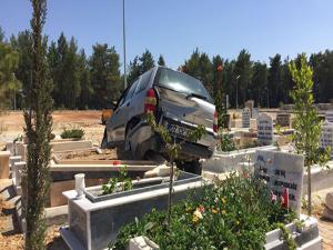 Gaza basınca mezarların üzerine çıktı