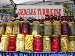 Gedelek'ten hergün on tır turşu çıkıyor