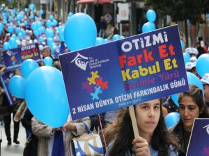 Gökyüzüne mavi balon bıraktılar