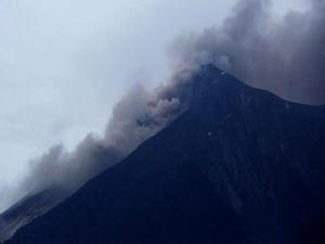 Guatemalada Fuego Yanardağı Patladı