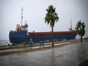 Hatay'da kargo gemisi karaya oturdu
