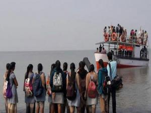 Hindistan'da öğrencilerin bulunduğu tekne battı