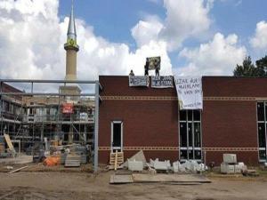 Hollanda'da 3 camiye çirkin saldırı.