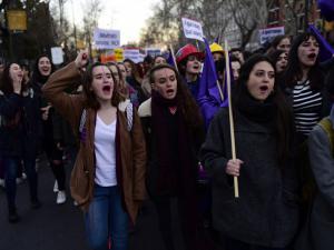 İspanyol kadınlar işte ve evde greve gidiyor
