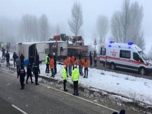 Isparta'da yolcu otobüsü devrildi