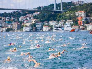 İstanbul Boğazında Kıtalar Kulaçlarla Birleşti