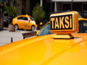 İstanbulda polis taksilere 12 kural broşürü dağıttı