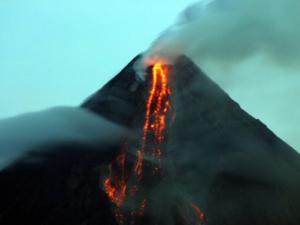 İtalya'da Etna Yanardağı harekete geçti