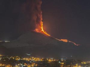 İtalya'da Etna Yanardağı lav ve kül püskürtmeye başladı