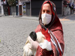 İzin alıp hasta horozunu veterinere götürdü