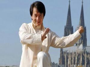 Jackie Chan'den koronavirüs açıklaması