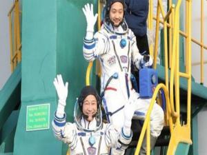 Japon milyarder Maezawa'nın uzay yolculuğu başladı