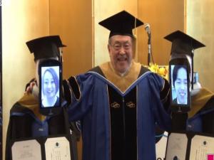 Japonya'da mezuniyet töreninde diplomaları robotlar aldı