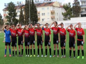 Kadın futbolculardan asker selamı