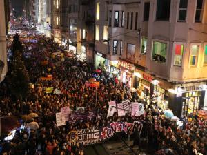 Kadınlar Taksim Meydanı'ndan Tünel'e yürüdü